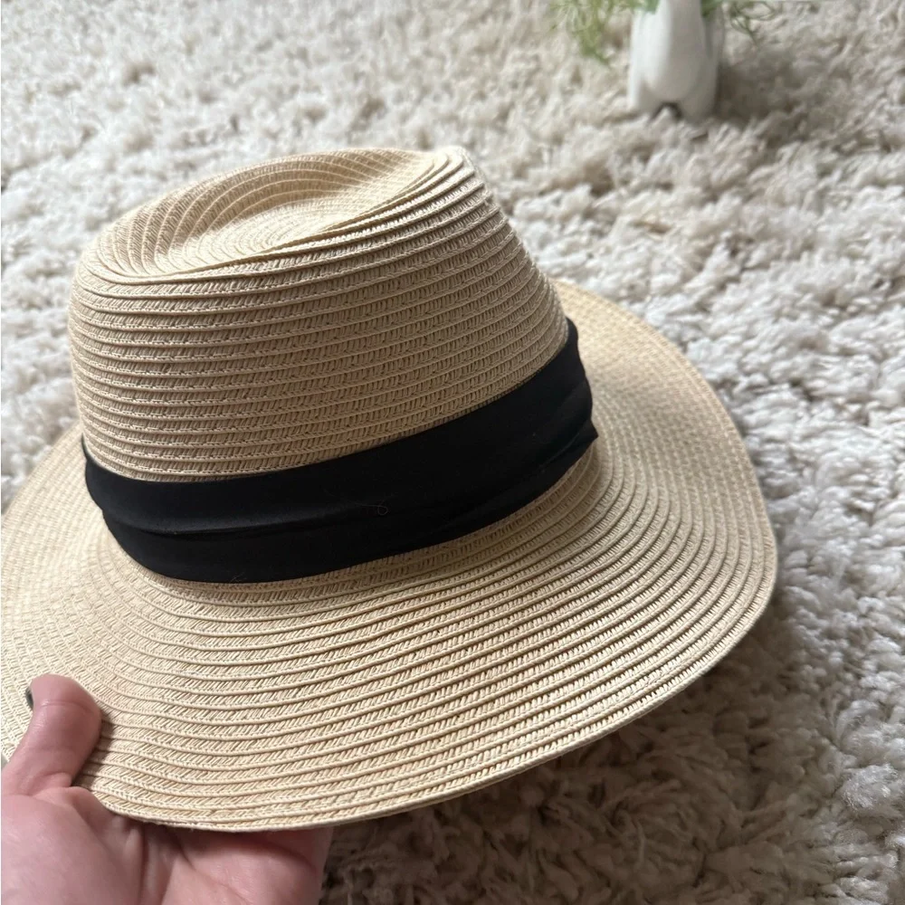 Elegant Beige Fedora with Black Ribbon - Picture 4 of 4